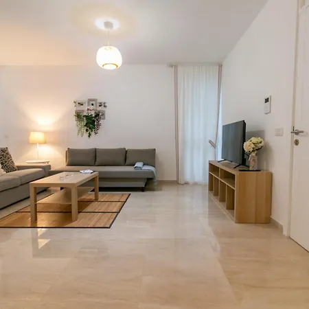 The Cozy Cove- Sea Steps Away Apartment